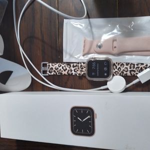 Apple watch series 5 comes with 2 bands